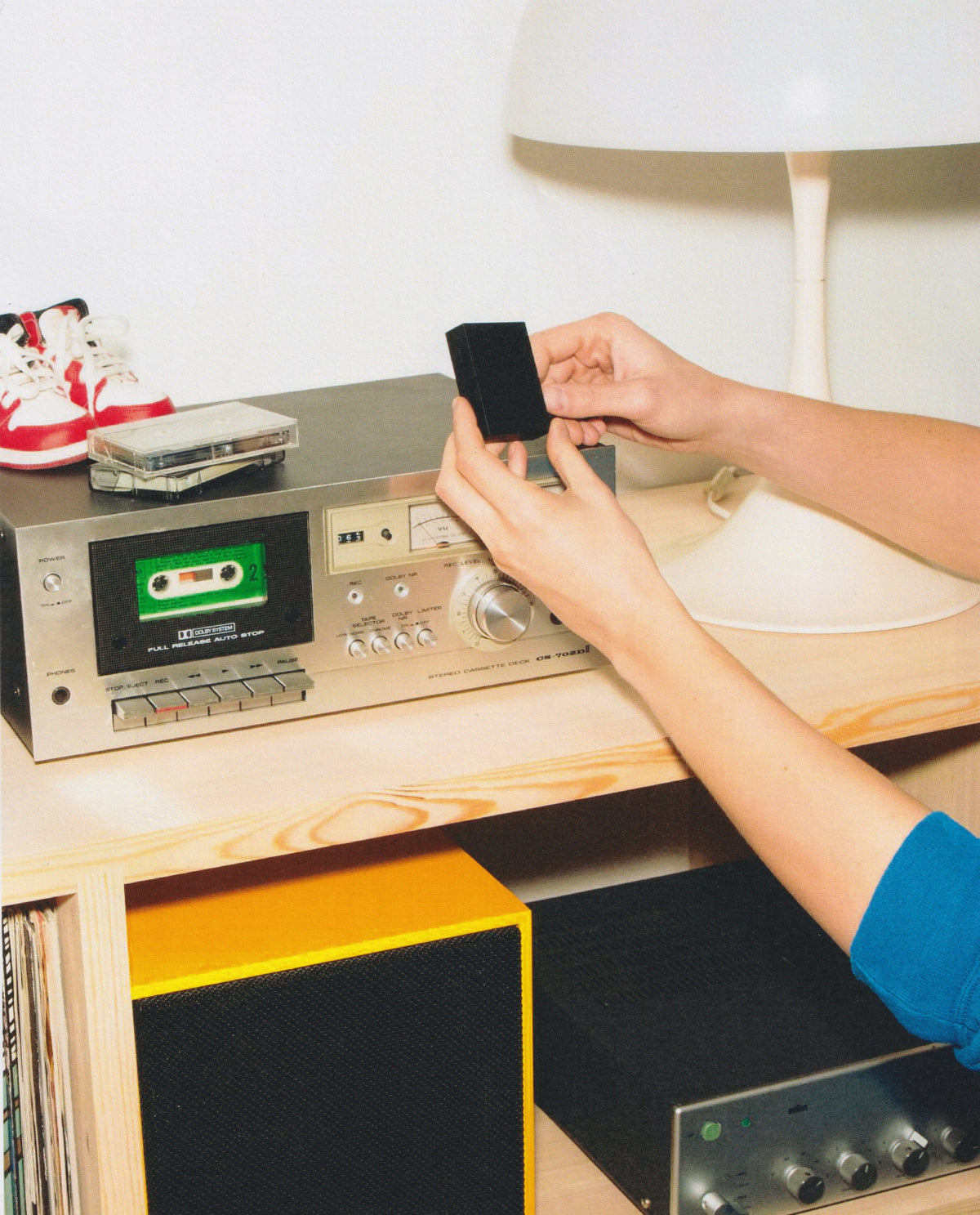 Hands placing the Streamplayer on a cassette deck